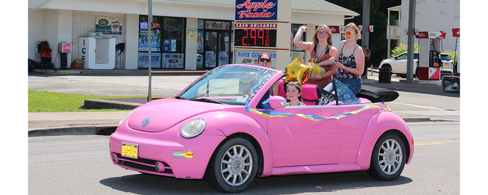 girls in pink car
